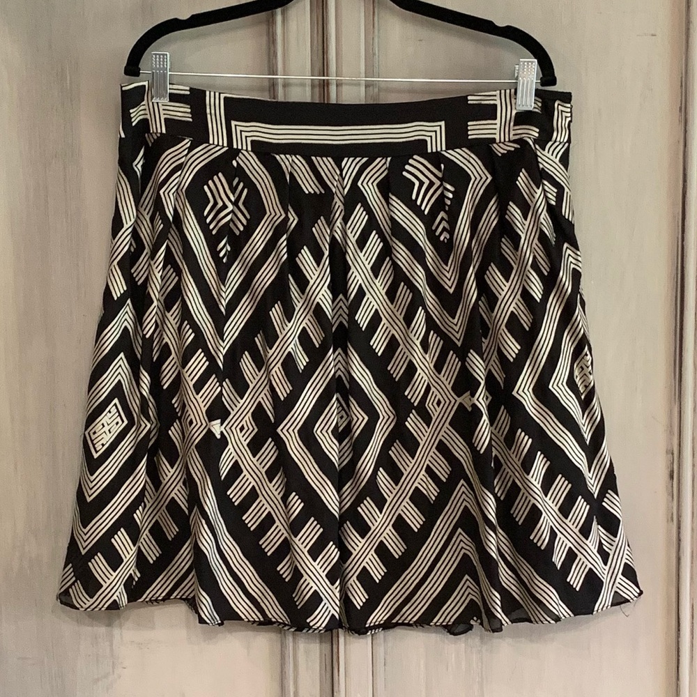 Antonio Melani Black & White Silky Skirt Sz 14